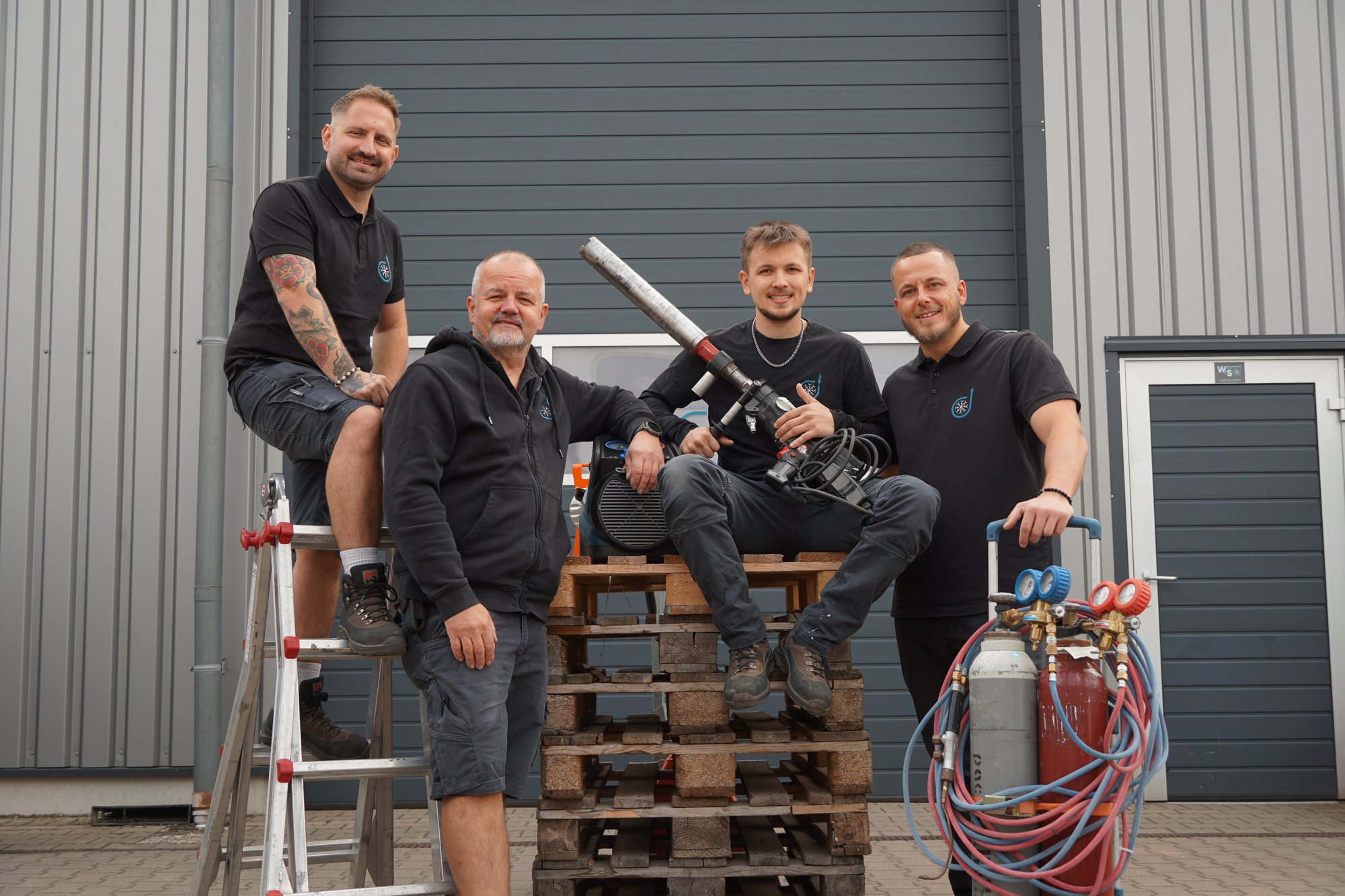 Das Team von W&S Kälte- und Klimatechnik vor der Werkstatt in Dinslaken